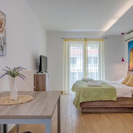 G Apartment *