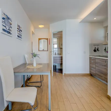 G Apartment *